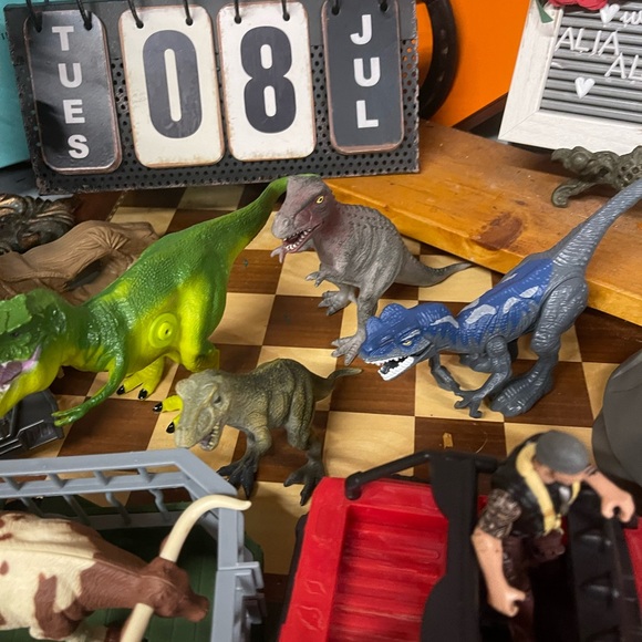 Large dinosaur - Picture 8 of 8